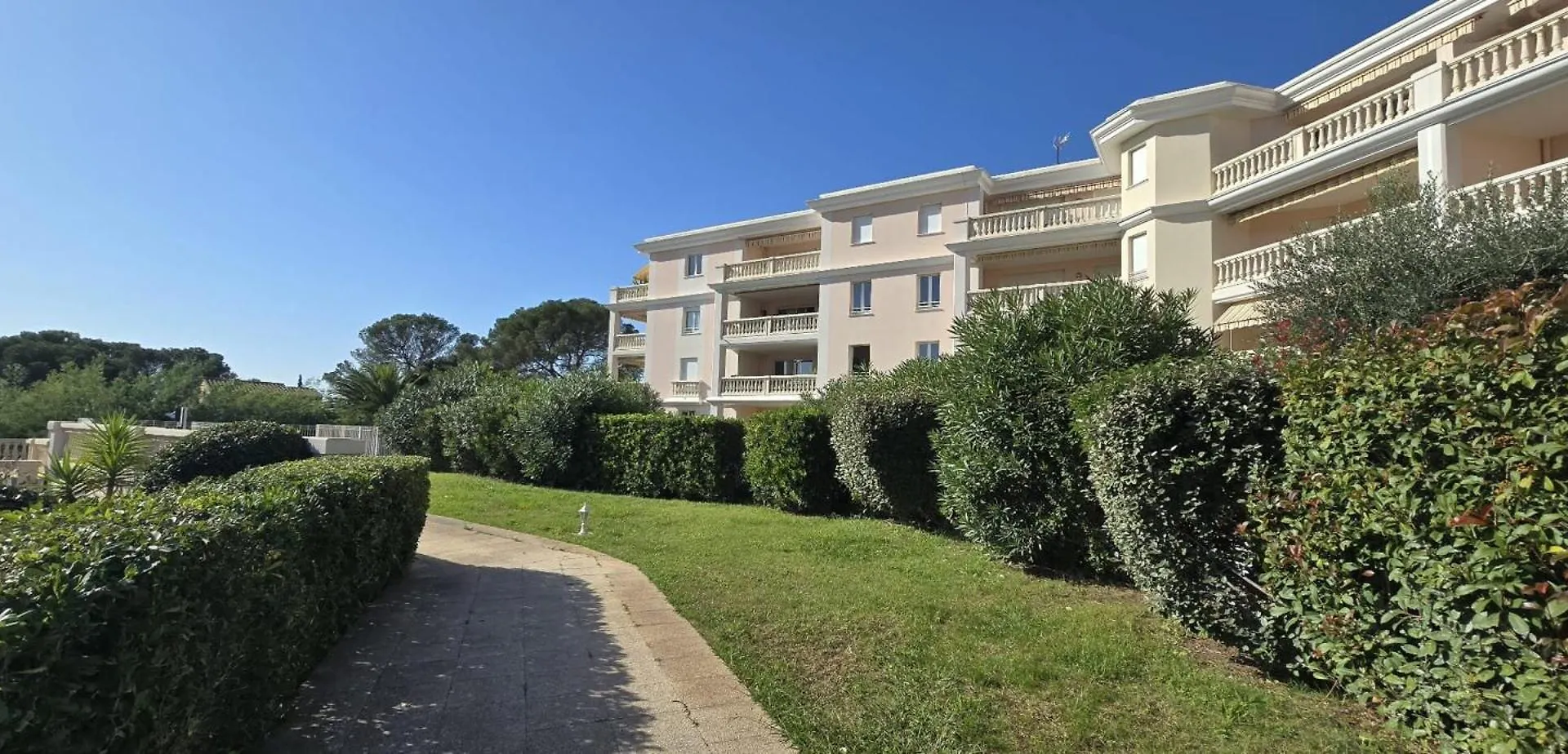 Bright Apartment With Terrace In Saint-Raphael  Saint-Raphaël