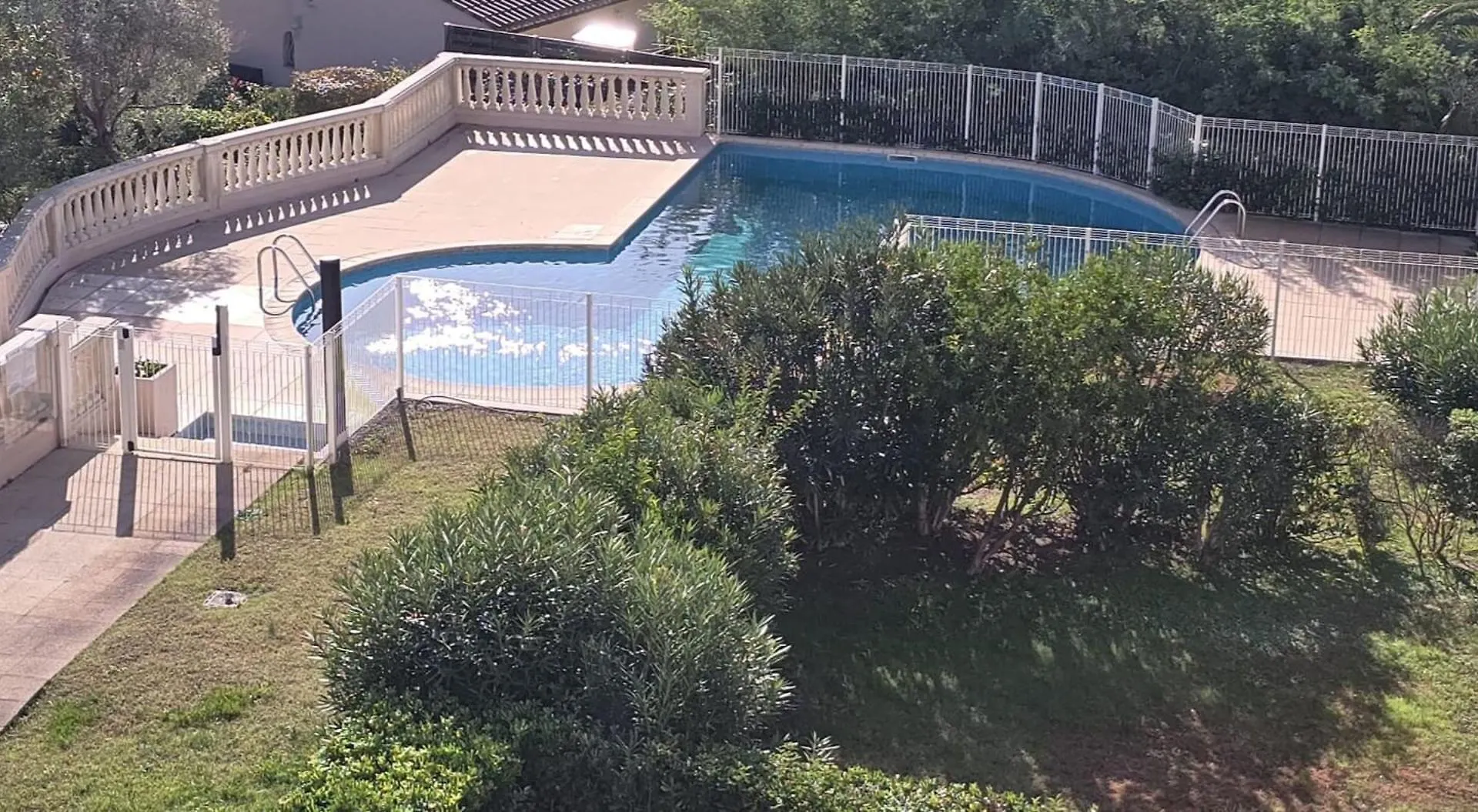 Bright Apartment With Terrace In Saint-Raphael Saint-Raphaël